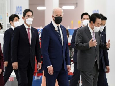 Le patron de facto de Samsung Lee Jae-yong (à gauche) fait visiter l'usine Samsung de Pyeongtaek, près de Séoul, aux présidents américain Joe Biden et sud-coréen Yoon Suk-yeol (à droite), le 20 mai 2022 - KIM Min-Hee [POOL/AFP/Archives]