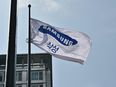 Un drapeau de Samsung flotte sur un bâtiment du groupe à Séoul, en juillet 2022 - Jung Yeon-je [AFP]
