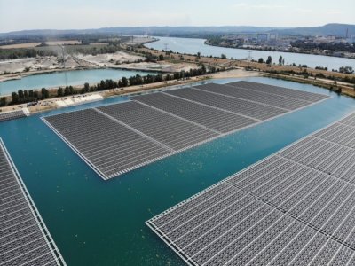 Une centrale photovoltaïque flottante à Piolenc, dans le sud de la France, le 30 juillet 2019 - Gérard JULIEN [AFP/Archives]