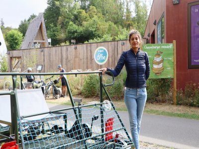 Tess Duprat, co-gérante du centre de loisirs Cap'Orne, relance le vélorail sur la voie verte entre Caen et Clécy.