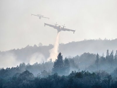 Un avion bombardier d'eau lors d'un incendie près de Cernon, dans la région du Jura, dans le centre-est de la France, le 11 août 2022 - JEAN-PHILIPPE KSIAZEK [AFP/Archives]