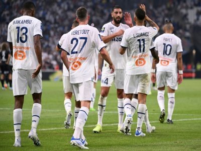 L'attaquant colombien de l'OM Luis Suarez (droite) célèbre son but avec ses coéquipiers lors du match de Ligue 1 contre Reims le 7 août 2022 à Marseille - Pascal GUYOT [AFP/Archives]