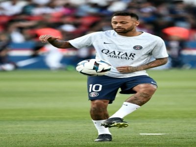 L'attaquant brésilien du Paris Saint-Germain, Neymar, s'échauffe avant la victoire de son club contre le Montpellier Hérault SC au Parc des Princes, le 13 août 2022 à Paris - STEPHANE DE SAKUTIN [AFP]
