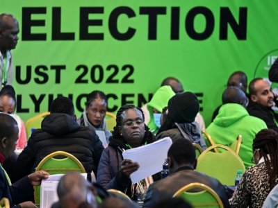 Une responsable de la Commission électorale vérifie les résultats de l'élection présidentielle au Kenya, le 13 aout 2022 à Nairobi - Tony KARUMBA [AFP]