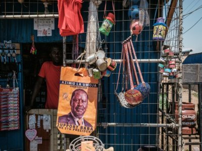 Le visage de Raila Odinga, candidat à la présidentielle au Kénya, imprimé sur un sac dans une échoppe, le 11 août 2022 à Kisumu - Yasuyoshi CHIBA [AFP]