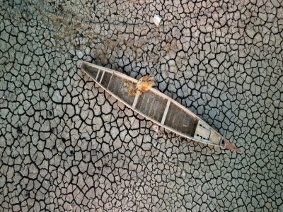 Vue aérienne d'une barque sur les marais asséchés de Chibayich, dans le sud de l'Irak, le 24 juillet 2022 - Asaad NIAZI [AFP]