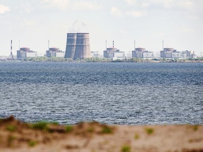 La centrale nucléaire de Zaporijjia, photographiée depuis Nikopol en Ukraine le 27 avril 2022 - Ed JONES [AFP/Archives]