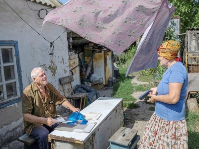 Vassyl Davidov, ancien "liquidateur" après la catastrophe nucléaire de Tchernobyl, et son épouse lors d'un entretien avec l'AFP, le 13 août 2022 à Vychtchetarassivka (Ukraine) - BULENT KILIC [AFP]