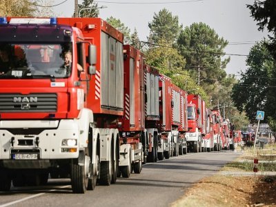 Des pompiers polonais arrivent en refort à Hostens (Gironde), le 13 août 2022 - Thibaud MORITZ [AFP]