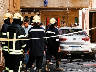 Des pompiers à l'extérieur de l'église Abou Sifine où s'est déclaré un incendie qui a fait 41 morts, le 14 août 2022 au Caire - Khaled DESOUKI [AFP]