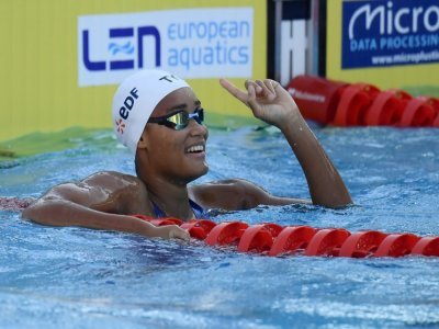 Analia Pigrée savoure sa victoire en finale du 50 m dos des Championnats d'Europe, le 14 août 2022 à Rome - Filippo MONTEFORTE [AFP]