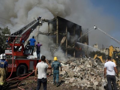 Opérations de secours sur le site d'une explosion d'origine indéterminée dans une zone commerciale d'Erevan, le 14 août 2022 en Arménie - Karen MINASYAN [AFP]
