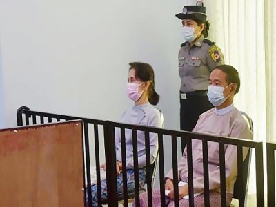 L'ancienne cheffe du gouvernement civil en Birmanie Aung San Suu Kyi apparait lors de son procès sur une photo prise le 24 mai 2021 et distribuée le 26 mai par le ministère birman de l'Information - Handout [MYANMAR MINISTRY OF INFORMATION/AFP/Archives]