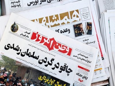 La "Une" du journal iranien Vatan-e Emrooz sur l'attaque au couteau contre l'écrivain Salman Rushdie aux Etats-Unis, le 13 août 2022 à Téhéran - ATTA KENARE [AFP]