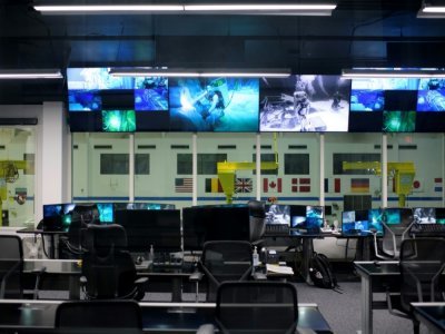 La salle de contrôle où sont suivies les opérations d'entraînement des astronautes dans l'immense piscine, le 5 août 2022 à Houston, au Texas - Mark Felix [AFP]