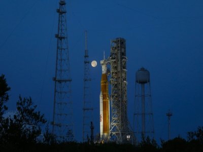 La fusée Artemis 1 de la Nasa sur son pas de tir au Kennedy Space Centre, le 15 juin 2022 à Cap Canaveral, en Floride - Eva Marie UZCATEGUI [AFP/Archives]