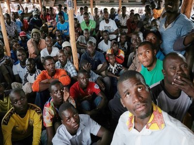 Des partisans du candidat à la présidentielle Raila Odinga regardent la télévision dans l'attente des résultats des élections, le 15 août 2022 à Kisumu, au Kenya - YASUYOSHI CHIBA [AFP]