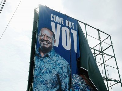 Une affiche de campagne du candidat à la présdentielle Raila Odinga est retirée, le 15 août 2022 à Kisumu, au Keyan - YASUYOSHI CHIBA [AFP]