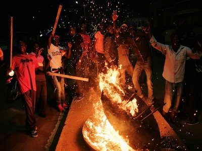 Des partisans de Raila Odinga, candidat à la présidence kényane, protestent contre les résultats des élections, à Kisumu (ouest du Kenya), le 15 août 2022 - YASUYOSHI CHIBA [AFP]