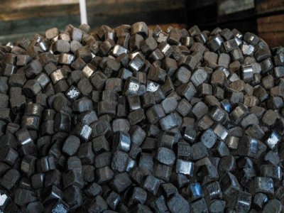 Des briquettes de charbon dans un hangar de stockage de l'entreprise Hans Engelke Energie, le 10 août 2022 à Berlin - Carsten Koall [AFP]