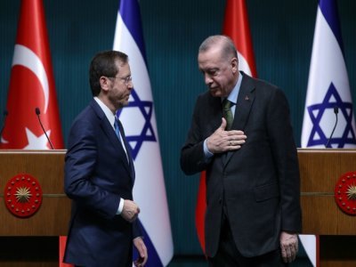 Les présidents israélien Isaac Herzog (g) et turc Tayyip Erdogan à Ankara, le 9 mars 2022 - STR [AFP]