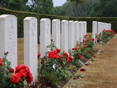 Le cimetière canadien comporte 944 tombes, toutes de soldats tués lors du raid de 1942.