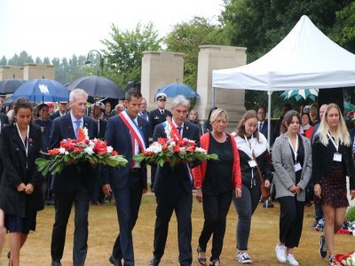 Les élus dieppois, dont le maire Nicolas Langlois et le député Sébastien Jumel (au centre), ont participé aux hommages.