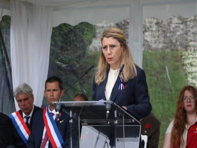 Patricia Mirallès, secrétaire d'État chargée des Anciens combattants et de la Mémoire, représentait l'État français pour les cérémonies.