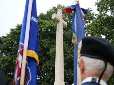 Au cimetière canadien, les porte-drapeaux étaient présents pour les hommages.