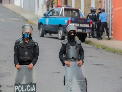 Des policiers devant l'évêché de Matagalpa, où l'évêque Mgr Rolando Alvarez est empêché de sortir, le 4 août 2022 au Nicaragua - STR [AFP/Archives]