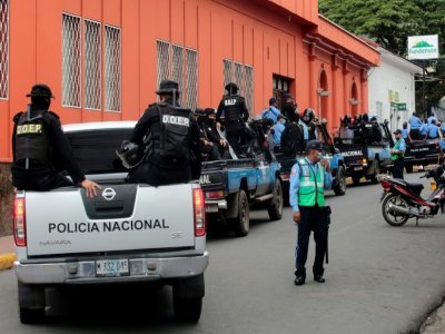 Des policiers devant l'évêché de Matagalpa, où l'évêque Mgr Rolando Alvarez est empêché de sortir, le 4 août 2022 au Nicaragua - STR [AFP/Archives]