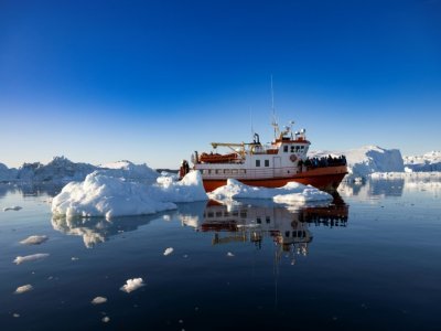 Un bateau de touristes au milieu des icebergs dans la baie de Disko, le 1er juillet 2022 à Ilulissat, au Groenland - Odd ANDERSEN [AFP/Archives]