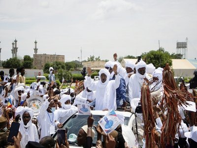 Le chef de l'Union des forces pour la démocratie et le développement (UFDD), Mahamat Nouri (C), salut ses partisans à son arrivée à N'Djamena, le 18 août 2022, après 16 ans d'exil - AURELIE BAZZARA-KIBANGULA [AFP]