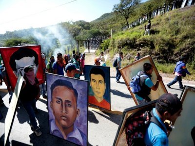 Des étudiants de l'école normale d'Ayotzinapa, dans le sud du Mexique, manifestent en brandissant les portraits de leurs camarades disparus, le 24 septembre 2022 - Pedro PARDO [AFP/Archives]