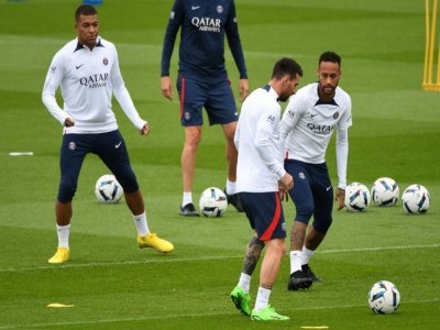 Les trois offensifs du PSG  Kylian Mbappé, Lionel Messi et Neymar à l'entraînement au Camp des Loges, le 19 août 2022, à deux jours du match contre Lille - Bertrand GUAY [AFP]