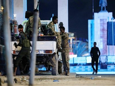 Les forces de sécurité somaliennes patrouillent le 20 août 2022 près de  l'hôtel Hayat à Mogadiscio, attaqué par des islamistes radicaux shebab - Hassan Ali ELMI [AFP]