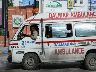 Une ambulance près d'un hôtel attaqué par les shebabs à Mogadiscio, le 20 août 2022 - Hassan Ali ELMI [AFP]