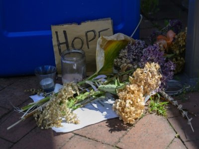 Des fleurs et une pancarte sur laquelle on peut lire "Espoir", près de l'amphithéâtre de la Chautauqua Institution, le 19 août 2022 dans l'Etat de New York - ANGELA WEISS [AFP]