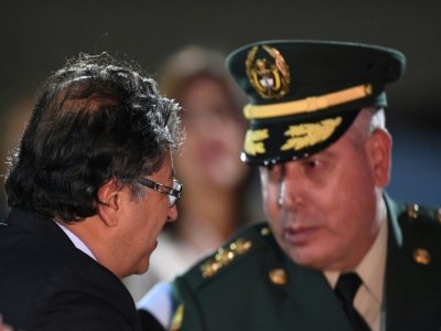 Le président colombien Gustavo Petro (g) et le commandant des forces armées, le général Helder Giraldo (d), à l'école militaire Jose Maria Cordova de Bogota, en Colombie, le 20 août 2022 - DANIEL MUNOZ [AFP]