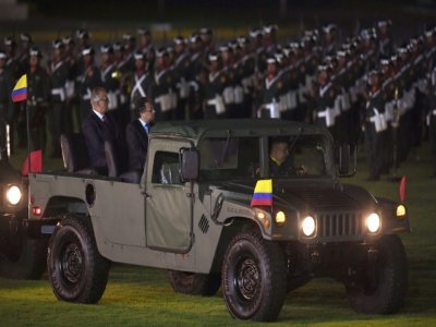 Le président colombien Gustavo Petro(c) et le nouveau ministre de la Défense Ivan Velasquez (g) reçoivent des honneurs militaires  à l'école militaire Jose Maria Cordova à Bogota, en Colombie, le 20 août 2022 - DANIEL MUNOZ [AFP]