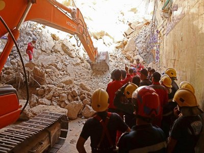 Des équipes de secours recherchent des survivants dans les décombres d'un sanctuaire chiite, le 21 août 2022 à Kerbala, en Irak - Mohammed SAWAF [AFP]