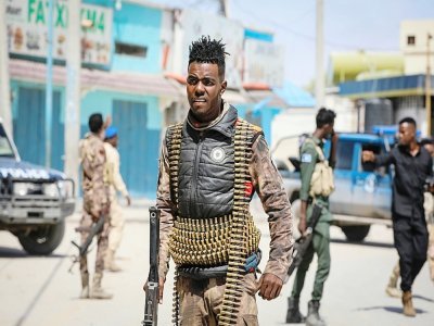 Des membres des forces de sécurité devant l'hôtel Hayat après une attaque par des islamistes shebab, le 21 août 2022 à Mogadiscio, en Somalie - Hassan Ali ELMI [AFP]