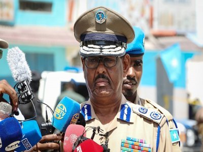Le commissaire de police Abdi Hassan Mohamed Hijar sur les lieux d'une attaque contre l'hôtal Hayat par des islamistes shebab, le 21 août 20222 à Mogadiscio, en Somalie - Hassan Ali ELMI [AFP]
