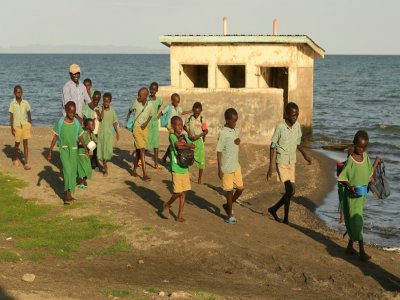 Des élèves de l'école primaire El-molo, sur les rives du lac Turkana, près de Loiyangalani, dans le nord du Kenya,  13 juillet 2022 - Simon MAINA [AFP/Archives]