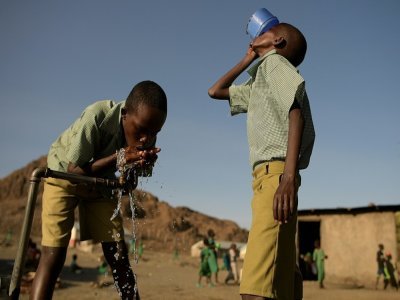 Des élèves de l'école primaire El-molo, sur les rives du lac Turkana, près de Loiyangalani, dans le nord du Kenya,  13 juillet 2022 - Simon MAINA [AFP]