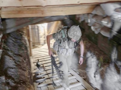 Un soldat ukrainien dans un abri souterrain près de la ligne de front, le 20 août 2022 dans le sud de l'Ukraine - BULENT KILIC [AFP]