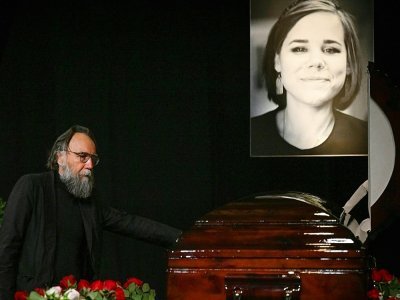 Le philosophe ultranationaliste russe Alexandre Douguine devant le cercueil et le portrait de sa fille Daria, tuée dans un attentat, le 23 août 2022 lors d'une cérémonie d'adieu à Moscou - Kirill KUDRYAVTSEV [AFP]