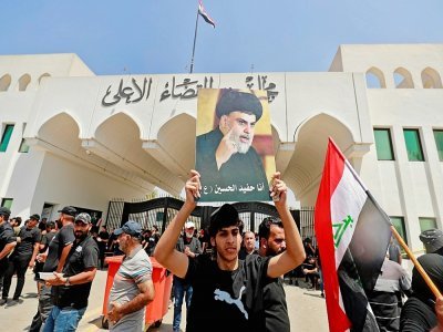 Des partisans du leader chiite irakien Moqtada Sadr en sit-in devant le Conseil suprême de la magistrature, le 23 août 2022 à Bagdad - Ahmad Al-Rubaye [AFP]