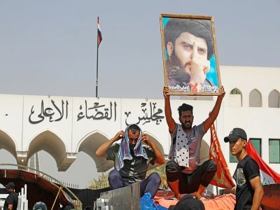 Des partisans du leader chiite irakien Moqtada Sadr en sit-in devant le Conseil suprême de la magistrature, le 23 août 2022 à Bagdad - Ahmad Al-rubaye [AFP]