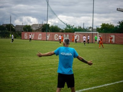 L'entraîneur du FSC Marioupol donne ses consignes lors d'un match de préparation entre le FSC Marioupol et le FC Nyva, à Demydiv, à 20 km au nord du Kiev, le 20 août 2022 - Dimitar DILKOFF [AFP]